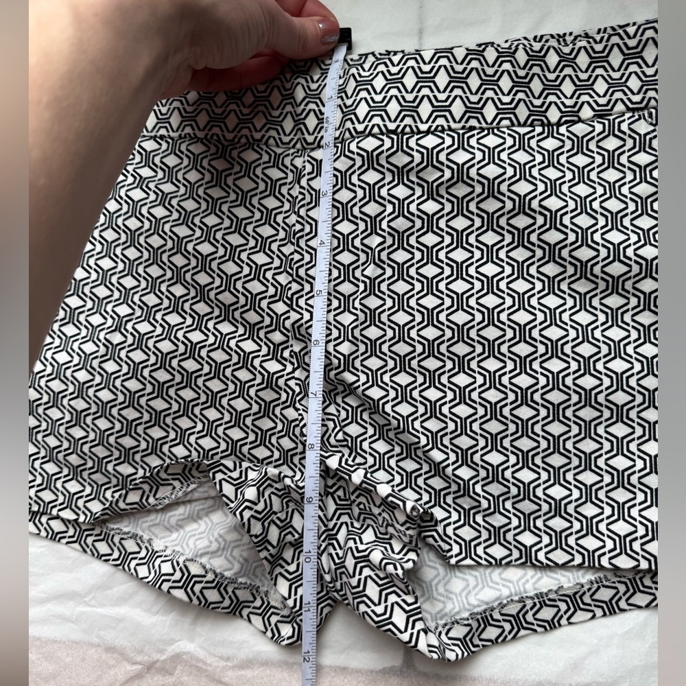 Bold & Fun Express Geometric Black and White Shorts size 4 EUC - Picture 3 of 6